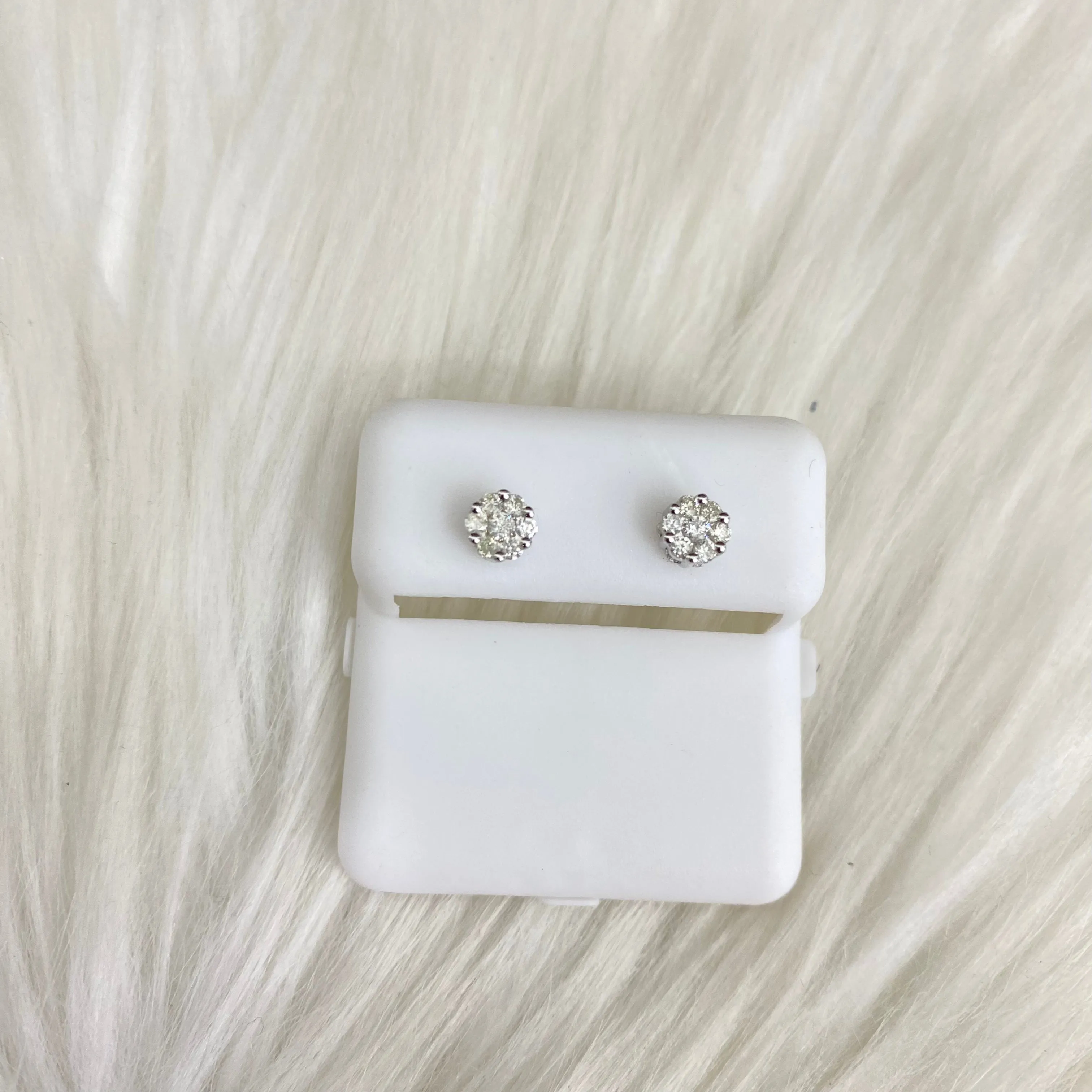 14K White Gold Diamond Flower Stud Earrings 0.29Ct Dia / 1.12gr