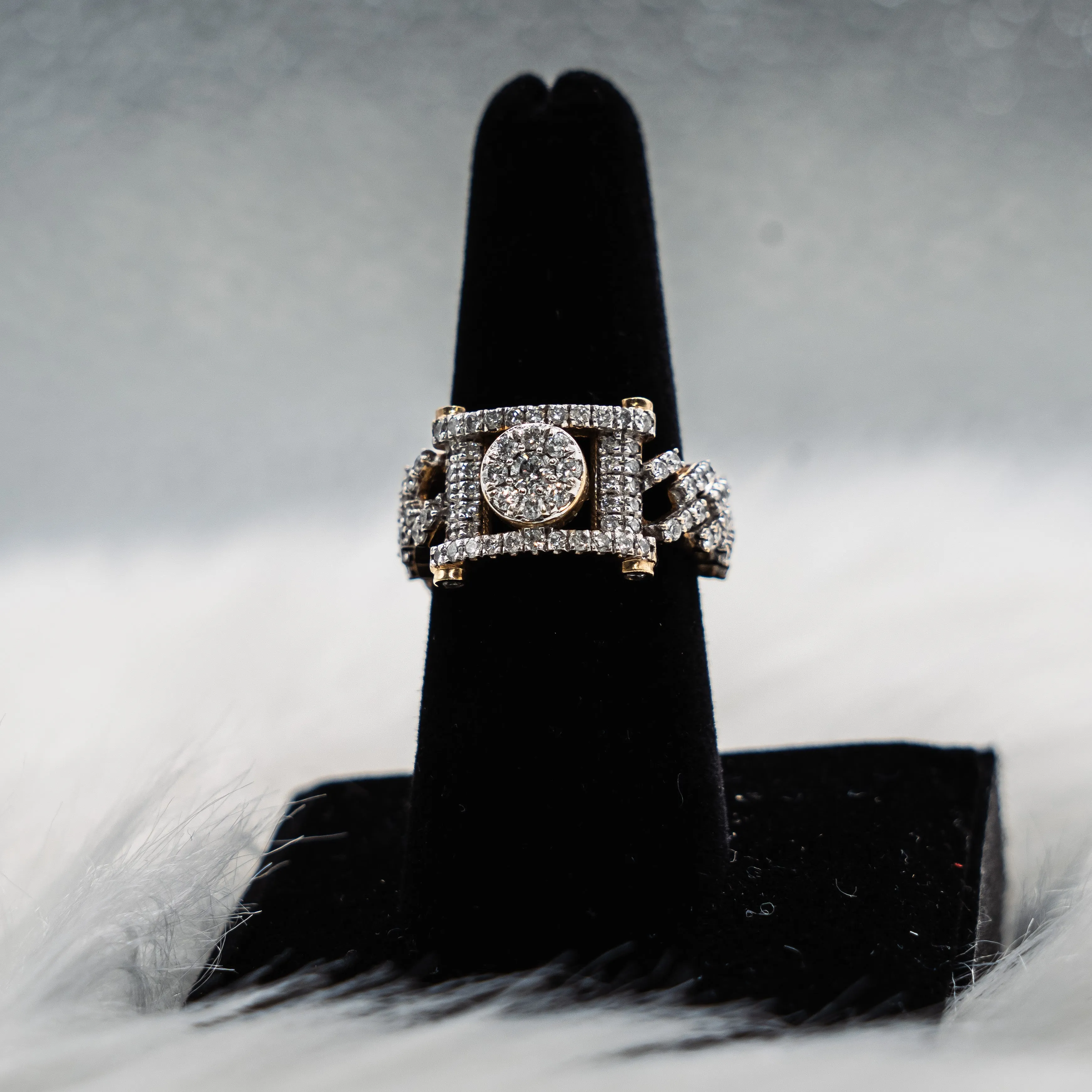 Crown Ring 14K Yellow Gold With Diamond / 45083gr / Size 7.5